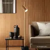 Lámpara de pie moderna minimalista con diseño vertical, hecha de madera maciza, adecuada para salas de estar y dormitorios, con estilo nórdico y ambiente creativo