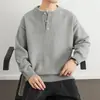 Nueva ropa de otoño e invierno para hombre: Estilo Old Money Nuevo Aristocrático, cuello Henry, tejido casual de moda, camiseta básica de marca juvenil de moda, talla grande