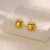 Europa e Estados Unidos brincos de design oco de contas de titânio e aço INS de luxo leve transfronteiriços não desbotam brincos de flor de camélia banhados a ouro