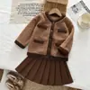 Conjunto de Pelúcia Estilo Pequeno Francês para Meninas Outono e Inverno, Conjunto de Duas Peças com Jaqueta Cardigan de Lã de Cordeiro e Saia Curta em Bloqueio de Cor Maillard, Transfronteiriço