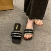 Sandálias de Strass Plissadas Estilo Fada para Mulheres Verão Novo Uso Externo Bico Quadrado Chinelos Rasteiros Sandálias Tamanho Grande