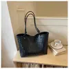 Bolso tote tejido a la moda y con estilo, nueva versión coreana de tendencia 2025, bolso tote vintage, simple y de gran capacidad, bolso de hombro y para el antebrazo