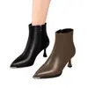 Botas curtas de couro macio com saltos finos altos para mulheres, novo estilo inverno 2026, bico fino, sapatos de couro pelúcia da moda, botas versáteis de outono e inverno