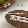 Brincos minimalistas super populares estilo coreano S925 prata esterlina zircônia texturizados de trevo de quatro folhas, frescos e elegantes para mulheres