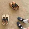 Sapatos de Salto Bloco Bico Quadrado Boca Rasa para Mulheres 2026 Novos Sapatos Mary Jane Retro Francês para o Dia a Dia
