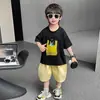 Conjunto de Verão para Meninos 2026 Novo Estilo Coreano Lindo Conjunto de Três Peças de Manga Curta para Meninos, Roupa Fina de Verão para Bebês Meninos