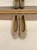 Sapatos baixos retro únicos com laço para mulheres, novos sapatos de comutador redondos versáteis 2026, sapatilhas