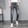 Jeans Skinny Casual Versátil Tendência 2025 Outono/Inverno Novo Cinza Masculino com Forro de Lã Bordado Slim Fit Stretch