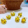 Fieltro de lana picando pequeña abeja material navideño broche diy accesorios para horquilla de niños accesorios para ropa sombrero