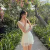 Traje de baño coreano 2025 estilo nuevo, una pieza, conservador, aspecto adelgazante y que cubre la carne, sexy escote en V, para vacaciones en la playa, aguas termales