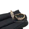 Pendientes de Aro de Herradura con Medio Diamante Fred V Gold, Estilo Versátil de Celebridad de Lujo Ligero, Pendientes Exquisitos con Hebilla de Figura 8 para Mujer