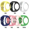 A Xuan Yin oferece uma pulseira de relógio de silicone com padrão de listras horizontais, projetada para a colaboração Swatch Royal Pop com a AP.