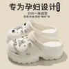 Sapatos femininos de sola grossa e com furos, novo estilo de sandálias de praia antiderrapantes com bico alto para mulheres, verão 2024