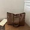 Bolsa de mão/bolsa tote de ombro feminina casual texturizada de cor sólida, nova tendência de verão 2026, grande capacidade, rebite simples