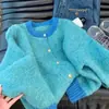 Estilo Novo Outono/Inverno 2026 Casaco Suéter Curto de Fragrância Suave para Mulheres, Cardigan Tricotado Casual para Mulheres Baixinhas, Tendência
