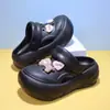 Sapatos com Furos de Cachorrinho Fofo de Solado Grosso Feminino Novo Estilo Verão Outdoor Antiderrapante à Prova de Odor Sapatos de Praia para Litoral Sandálias que Aumentam a Altura