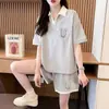 Elegante Conjunto de Dos Piezas Estilo Hong Kong Talla Grande Manga Corta Cuello Polo Holgado Moda Casual Pantalones Cortos Conjunto Completo de Verano para Mujer