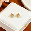 Pulseira de trevo de quatro folhas, acessórios de joias por atacado europeus e americanos, joias para iniciantes, acessórios de mão femininos, item de luxo leve mais vendido, aço inoxidável 18K
