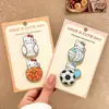 Broche original de dibujos animados Sanrio Gato Kitty insignia de mercancía de anime fútbol Pin de gato KT accesorio para ropa