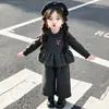 Conjunto de niña 2026 otoño nuevo estilo etiqueta de niña pequeña top de encaje camisa base versátil pantalones casuales conjunto de tres piezas