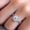 Hermoso anillo de boda de imitación de diamante de estilo chino para mujer con bola de ratán, conjunto de piedra cuadrada en quilates.