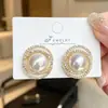 Agulha de prata S925, pérola perfumada, assimétricos, brincos de estilo natural para mulheres, com um design único e elegante, versáteis e simples, apresentando um pingente em forma de coração