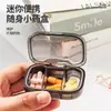 Pastillero mini portátil para tres dosis diarias de píldoras y medicamentos, caja dispensadora de medicamentos sellada y portátil