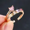 Exquisito Anillo de Corazón Abierto Venta Caliente de Moda Lujo Ligero Zirconia Incrustada Forma de Corazón Diseño de Nicho Anillo Versátil
