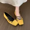 Sapatilhas de Design de Nicho com Tira Cruzada para Mulheres 2025 Novos Sapatos Mary Jane de Cetim com Bico Quadrado e Aumento de Altura Oculto