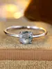 Anillo de Plata de Ley S925 con Gema Redonda de Ágata y Diamante, Diseño de Cuatro Garras, Moderno y Versátil, Casual y de Gran Venta