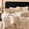 Conjunto de cama de quatro peças de inverno de alta qualidade, grau A, espesso, de veludo de leite, com design de pompom, apresentando um padrão bordado de pelo de coelho