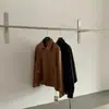Estantes de pared para tiendas de ropa de hombre y mujer, estantes de exhibición de acero inoxidable cepillado, estantes de exhibición para tiendas de ropa, estantes colgantes para tiendas de ropa infantil