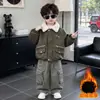 Jaqueta de Couro com Forro de Fleece para Meninos 2026 Novo Estilo Jaqueta de Couro Infantil Acolchoada Tendência Cool Roupa de Outono Inverno para Meninos Roupas Quentes de Algodão