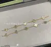 Artículo popular para transmisiones en vivo: Pulsera de trébol de cuatro hojas de alta gama V-gold para mujer, lujo ligero, moderna y versátil, pulsera de cinco flores de ágata y nácar chapada en 18k