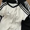 Camiseta Retro Estilo Americano Color Block com Três Listras de Manga Curta para Mulheres, Verão 2026, Estilo Doce e Cool Ins, Mangas Raglan, Caimento Justo, Top Versátil