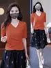 Camiseta Feminina Plus Size Moda Nova Primavera e Verão Versátil Irregular Estilosa Cor Lisa Design Look Emagrecedor Top com Decote V