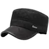 Nuevo gorro plano de hombre para otoño e invierno, forrado de forro polar para exteriores, engrosado y cálido, con protección para las orejas, a prueba de viento y resistente al frío, adecuado para hombres de mediana edad y mayores