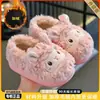 Novas pantufas internas fofas com tema de ovelhinha de desenho animado para outono e inverno para meninas, e sapatos de algodão quentes, com sola grossa e forrados de fleece, com salto, para meninos