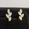 Brincos de Joia Dourados Simples Distintivos Versáteis Estilo Pequeno Ins Exquisitos Mini Folha Pequena Cravejados com Diamantes Estilo Japonês e Coreano
