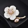 Broche, Corsage de Nicho de Alto Padrão, Luxo Acessível, Flor de Concha, Alfinete de Roupa, Fivela de Lenço de Seda, Acessórios de Casaco com Pérolas Atacado