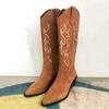 Botas de Cano Médio de Salto Grosso Retrô Bordadas de Bico Fino Martin Boots para Mulheres, Novidade de Outono e Inverno Europeia e Americana de 2026, Tamanho Grande para Comércio Exterior
