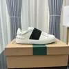 Nuevos Zapatos Deportivos Blancos Versátiles de Estilo Europeo de Primavera Zapatos Blancos Casuales de Lujo con Tachuelas Unisex de Caña Baja Zapatos Transfronterizos