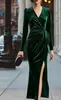 Otoño/Invierno 2026 Elegante y Sexy Escote en V Profundo, Ceñido a la Cintura, Abertura, Vestido Largo Asimétrico de Terciopelo, Vestido de Noche para Mujer