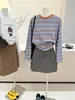 Otoño 2026 Nuevo Estilo Retro Perezoso Bloque de Color Rayas Cuello Redondo Manga Larga Camiseta Mujer Hombro Caído Prenda Base Superior