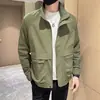2026 Informal de Alta Gama Fresco Simple Estilo Ropa de Trabajo Estampado de Letras Juvenil Exterior Resistente al Viento Cuello Alto Manga Larga Chaqueta de Moda