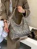 Bolso de hombro con estampado de leopardo estilo coreano, gran capacidad, diseño simple de lona, casual y versátil, moderno para ir al trabajo y un práctico bolso tote