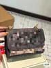 Nuevo bolso de solapa de la marca C, a la moda y clásico, con tachuelas y cadena, diseñado como un bolso cruzado, de hombro o de axila estilo acordeón.