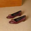 Elegantes zapatos de mujer que aumentan la altura, nuevo estilo francés de primavera y otoño, con hebilla metálica, punta cuadrada, tacón medio, slip-on poco profundos de una sola pieza para mujer