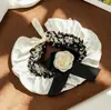Babeiro para pets estilo Chanel para gatos e cachorros, gola de cetim com decoração de camélia e laço, babador para cachorro pequeno