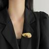 Broche con forma de huevo de gota de agua de superficie brillante de metal simple europeo y americano, accesorio de alfiler de chaqueta de traje de alta calidad de estilo frío de moda para mujer